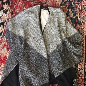 Women’s black and white shawl